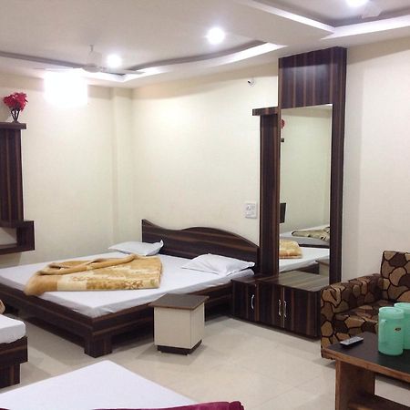 Hotel Vrandavan Palace Near Mahakal Temple Uddzsaín Kültér fotó