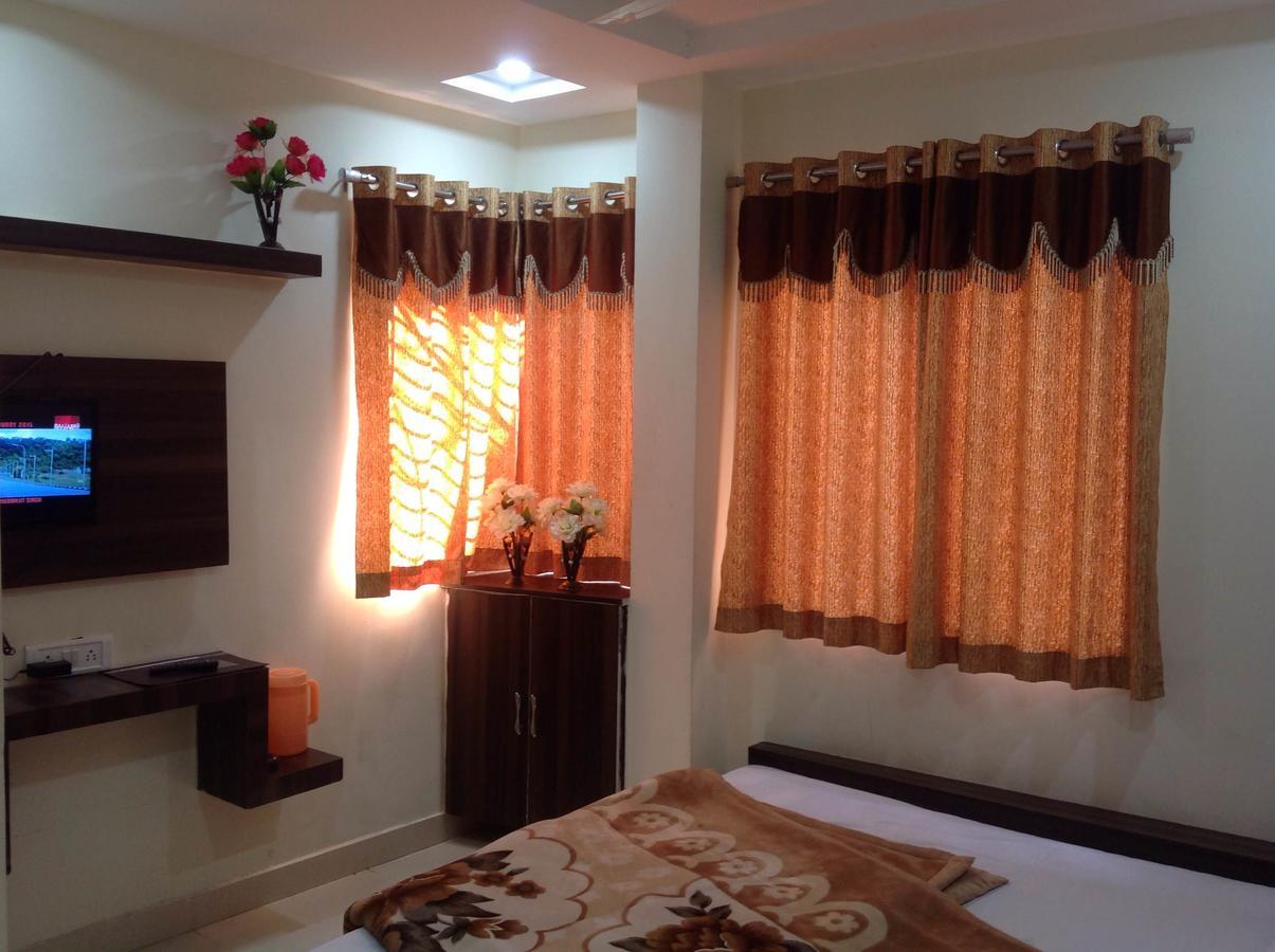 Hotel Vrandavan Palace Near Mahakal Temple Uddzsaín Kültér fotó