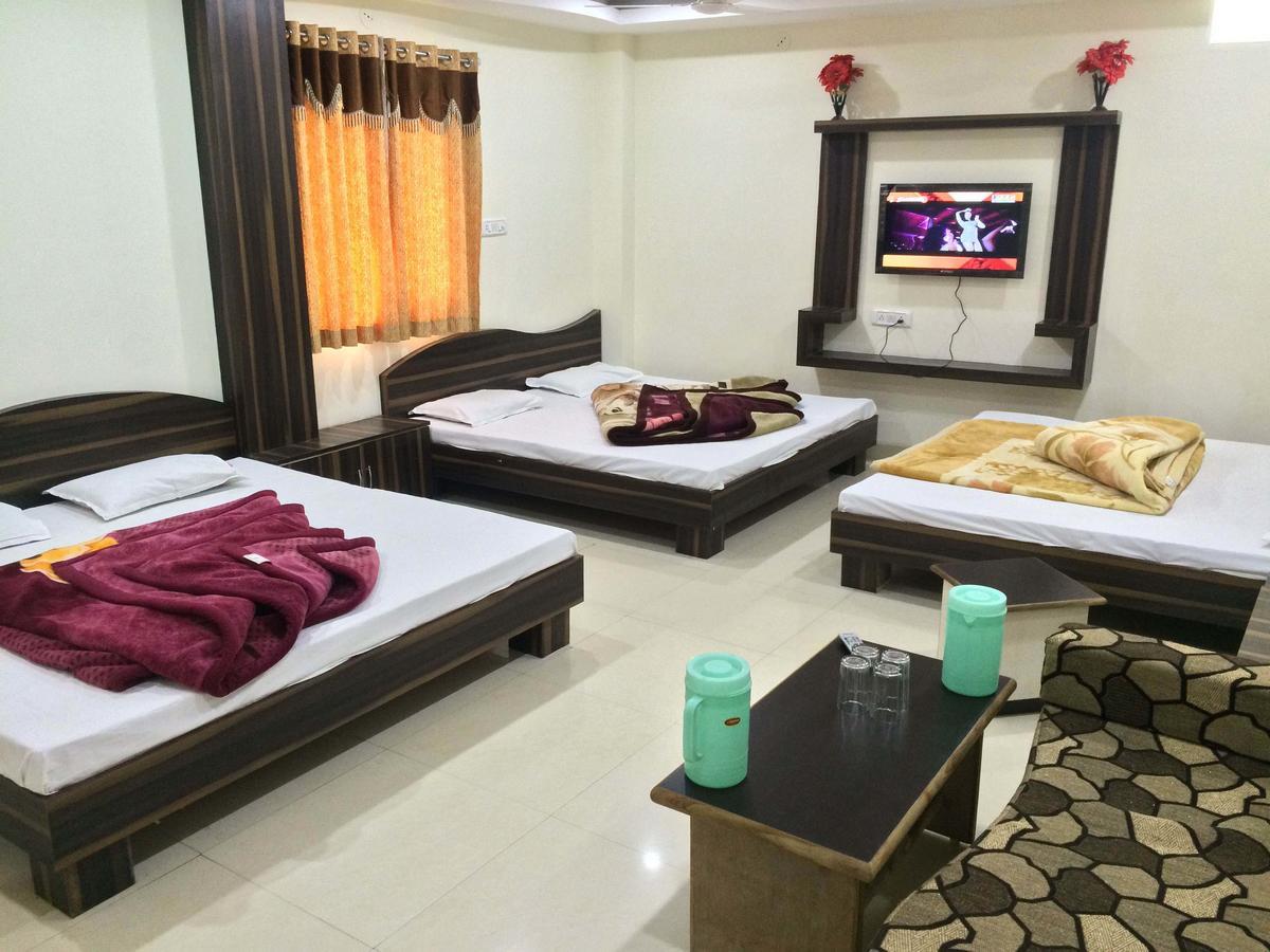 Hotel Vrandavan Palace Near Mahakal Temple Uddzsaín Kültér fotó