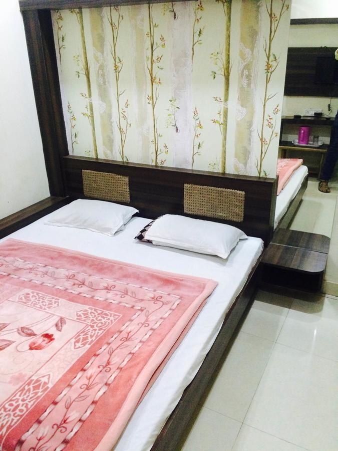 Hotel Vrandavan Palace Near Mahakal Temple Uddzsaín Kültér fotó