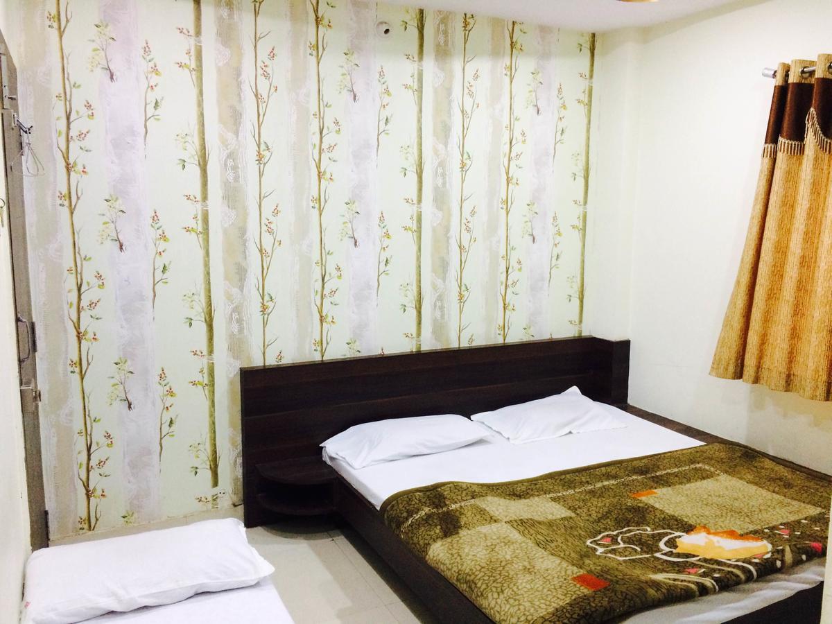 Hotel Vrandavan Palace Near Mahakal Temple Uddzsaín Kültér fotó