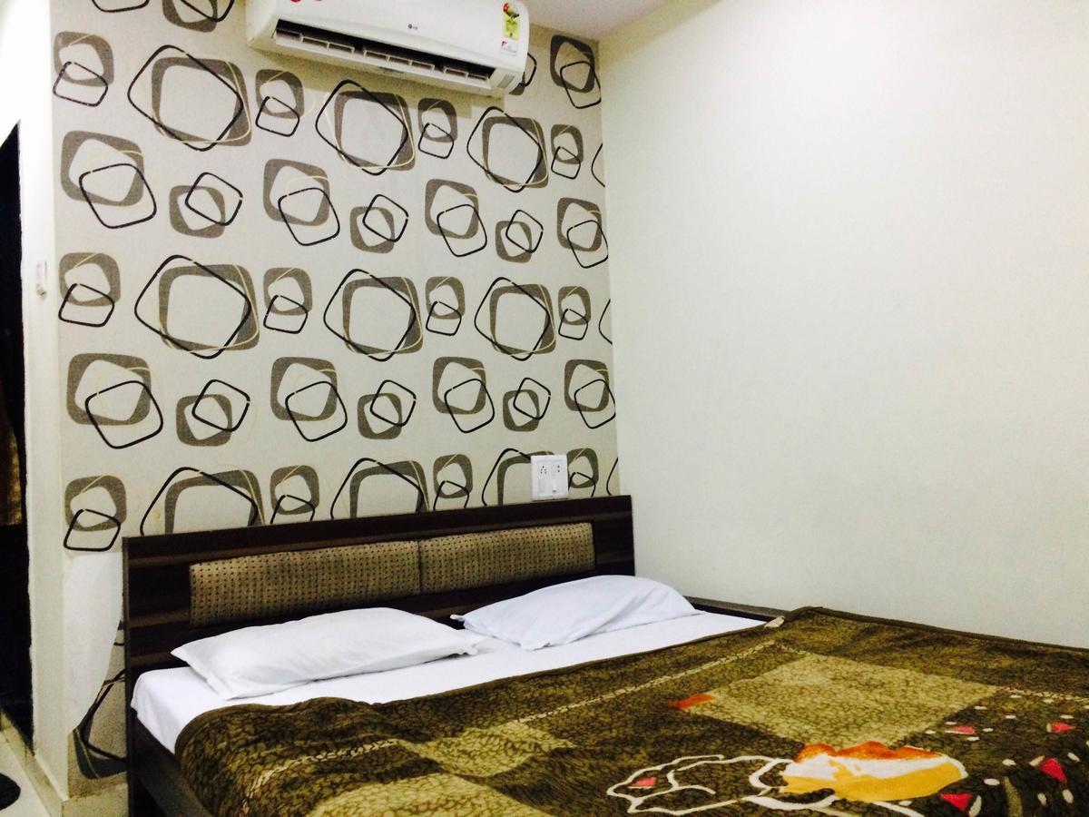 Hotel Vrandavan Palace Near Mahakal Temple Uddzsaín Kültér fotó