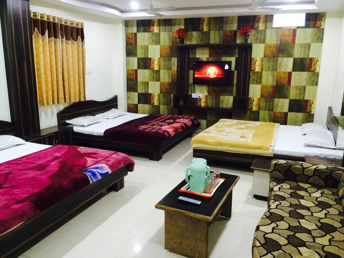Hotel Vrandavan Palace Near Mahakal Temple Uddzsaín Kültér fotó