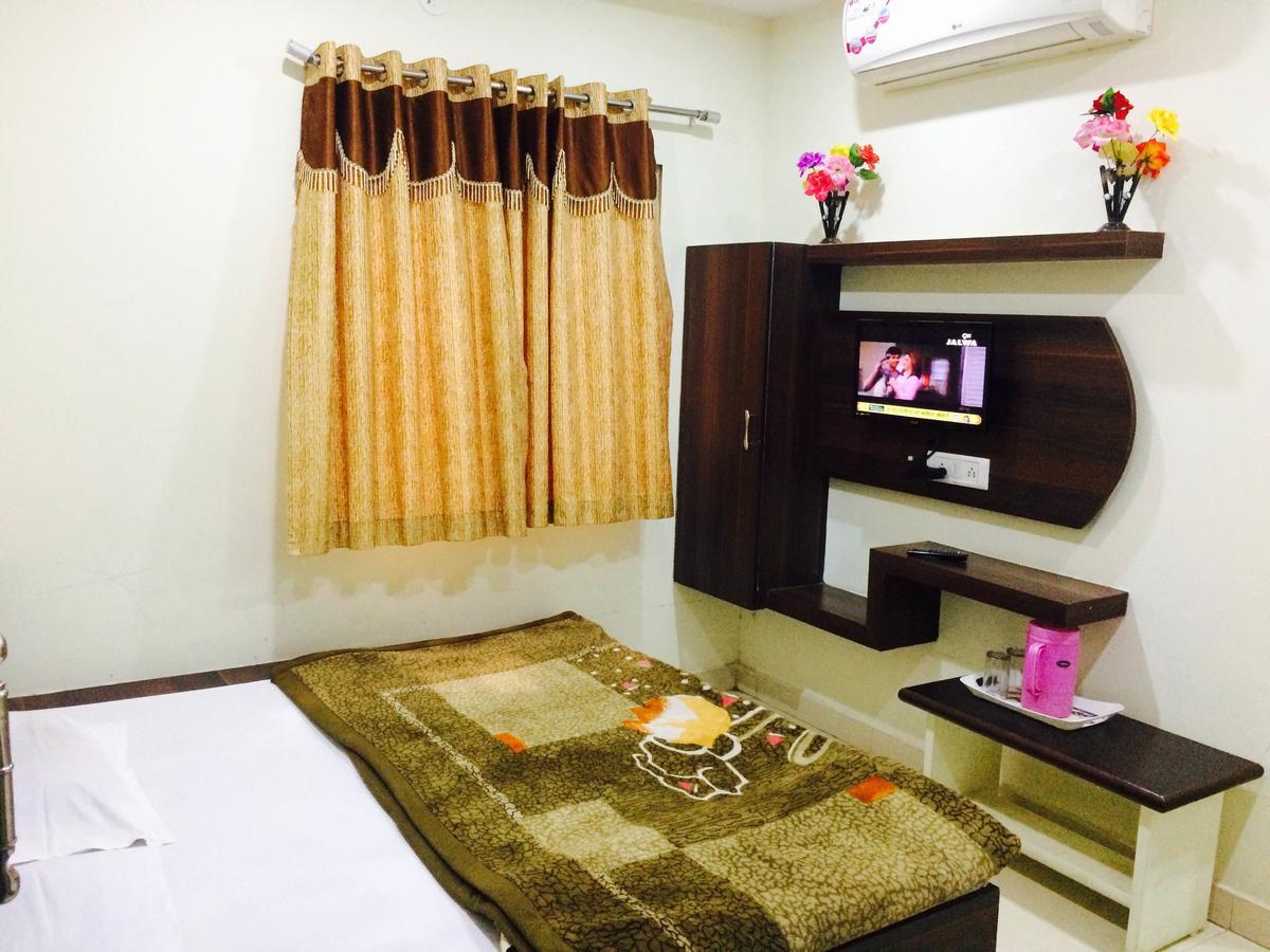 Hotel Vrandavan Palace Near Mahakal Temple Uddzsaín Kültér fotó